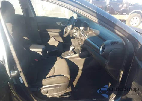 2021 Kia Forte Lxs z USA, uszkodzony, nr VIN 3KPF24AD3ME311643